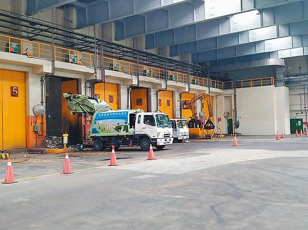 春節連假前最後上班日垃圾量明顯增加，台南市垃圾焚化廠的單日進場垃圾量增幅達55％。環保局提供／洪榮志台南傳真