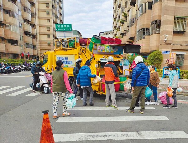 台中市春節垃圾收運不打烊,初二、初三改為定點收運垃圾。環保局提供/張亦惠台中傳真