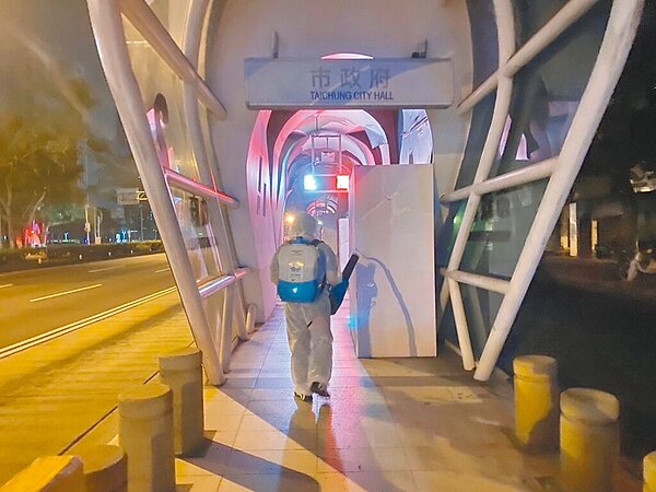 台中市政府交通局加強大眾運輸場站環境消毒。交通局提供/張亦惠台中傳真