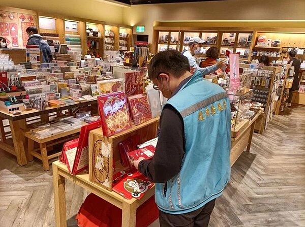新北經發局針對轄內商家抽查,包括春聯、春節吊飾、紅包袋、玩具等,總計抽查100件,23件標示不合格。圖/新北經發局提供