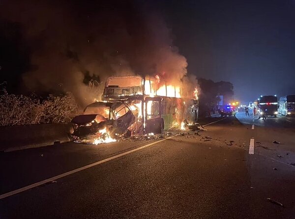 國道客運車禍釀火燒車。記者張裕珍／翻攝