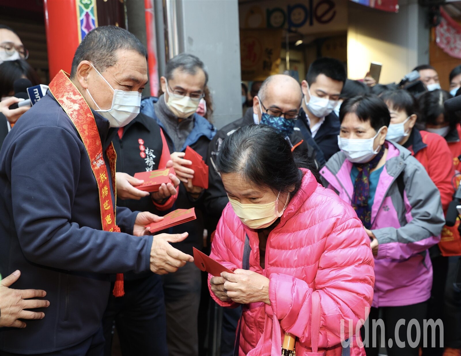 今天是大年初一,很多民眾都到廟寺拜拜祈求今年平安順利賺大錢,新北市長侯友宜上午到板橋慈惠宮上香參拜祈福,並發送紅包給民眾,願大家今年都能平安順利發大財。記者曾吉松/攝影