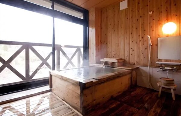 台灣旅客透過訂房網站訂房，卻未依約入住，造成日本湯布院村湯屋飯店損失23萬餘日圓（約台幣56000元）。圖／取自ゆふいん椿官網