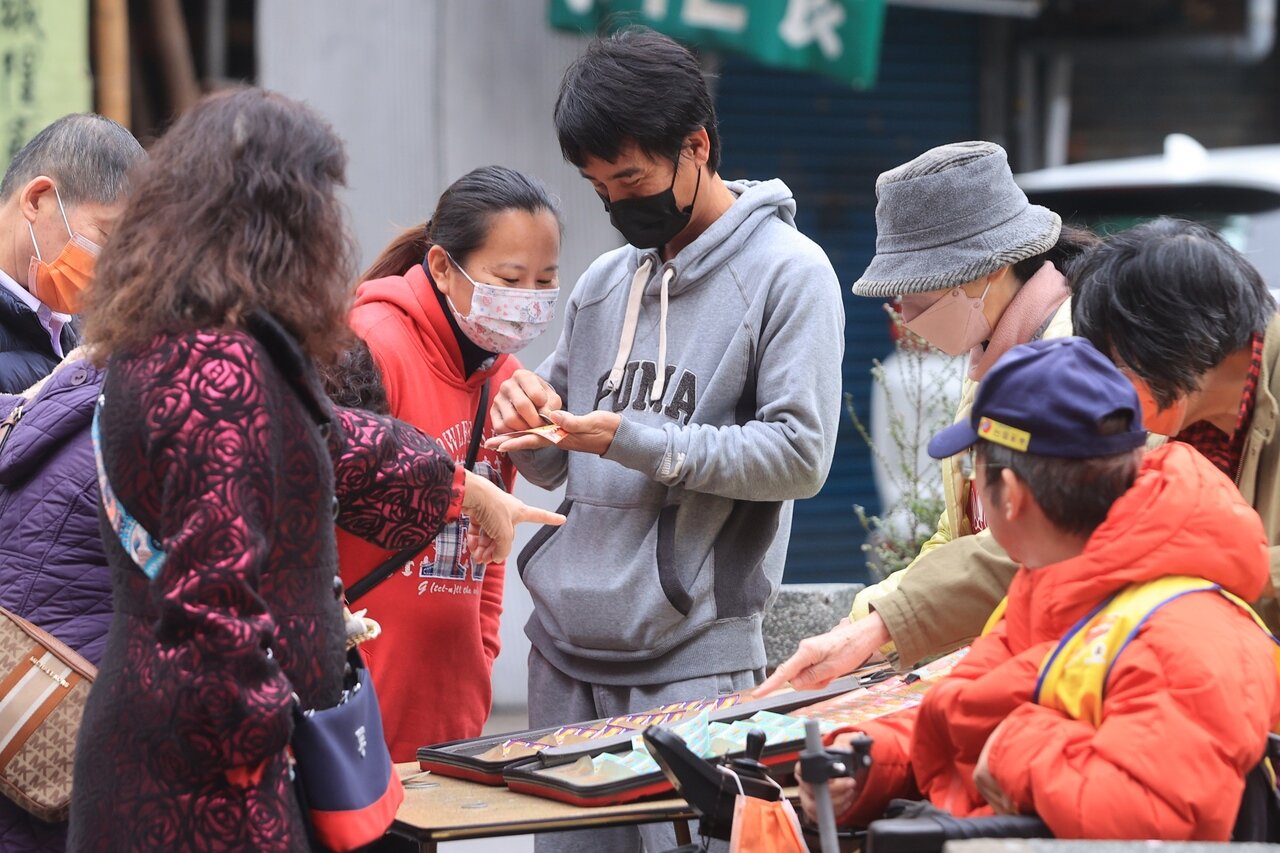 農曆過年期間,許多民眾會購買樂透彩券或刮刮樂試試手氣,「如何選號?」更是困擾民眾的一道難題。報系資料照/記者蘇健忠攝影
