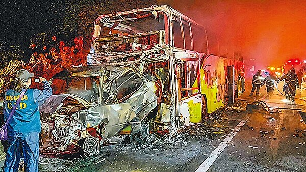 國1苗栗頭屋北上路段大年初一發生車禍,火燒車造成2死4傷悲劇。讀者提供/羅浚濱苗栗傳真