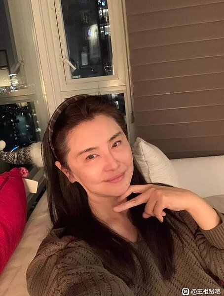 王祖賢年初一曬自拍近照。 圖／擷自百度貼吧