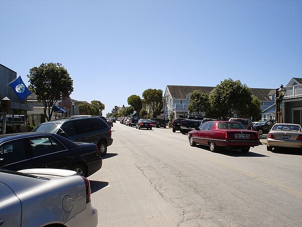 舊金山灣區以南的沿海社區半月灣(Half Moon Bay)。圖/維基百科