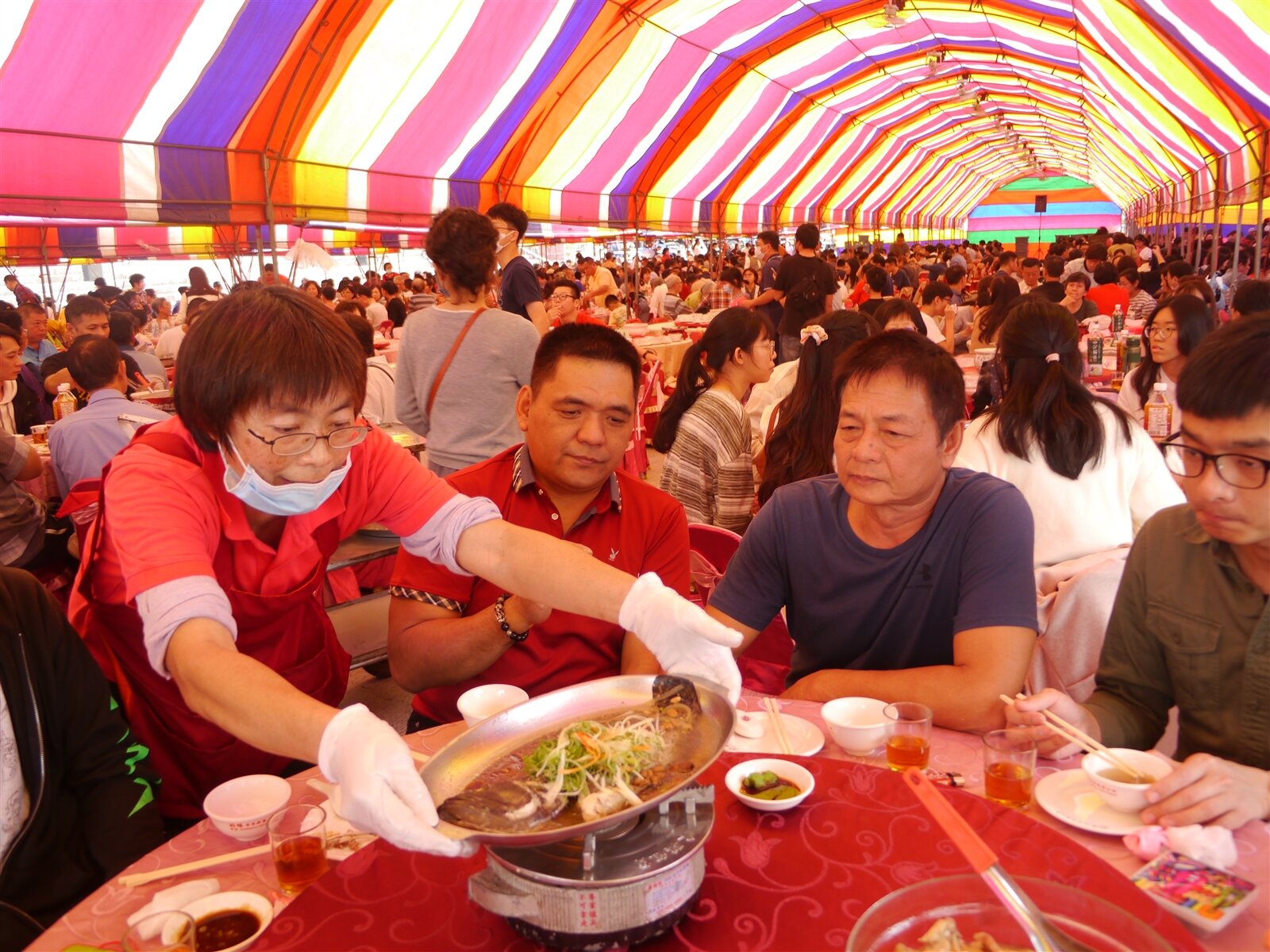 內門「初二回娘家」今年席開350桌,現場氣氛熱鬧,舞台還有節目表演。記者徐白櫻/攝影