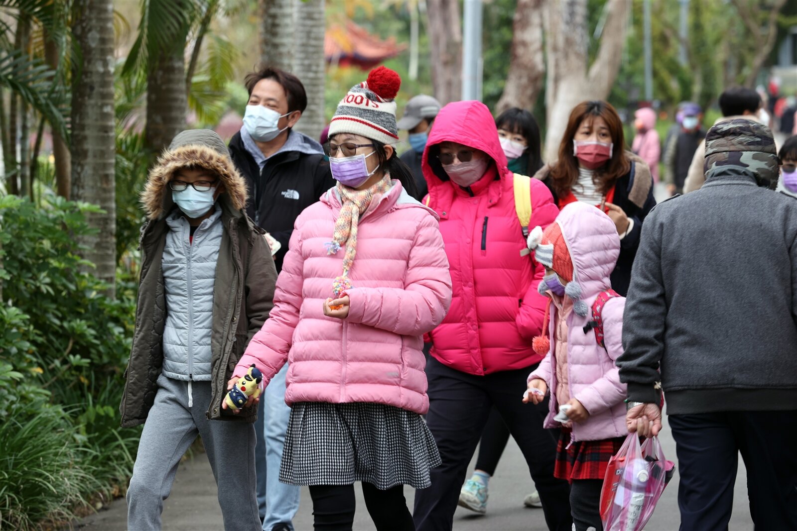 今天白天起寒流減弱，各地氣溫回升，北部、宜花地區高溫約20度左右，中南部及台東高溫則在20到24度，日夜溫差大，早晚仍要做好保暖工作。記者邱德祥／攝影 