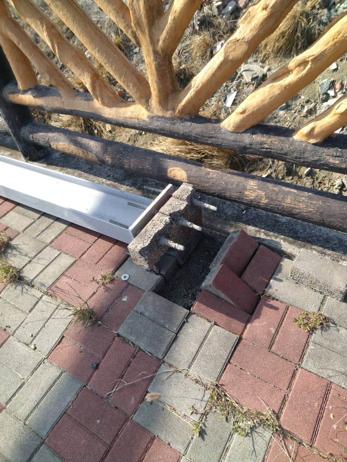 台南市政府標租給業者在安南區海安路種電，昨強風吹倒H型鋼柱。記者鄭惠仁／攝影 