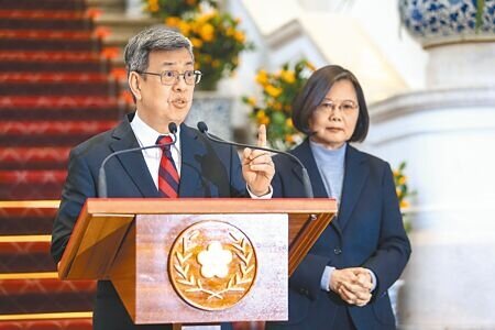 總統府發言人張惇涵昨晚表示,蔡英文總統昨日下午正式徵詢並敲定由前副總統陳建仁接任行政院長。圖為兩人過去合照。(本報資料照片)