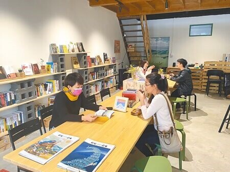 
台東縣關山鎮1家書店不賣書，卻歡迎民眾前往閱讀，成為當地新景點。（蔡旻妤攝）
