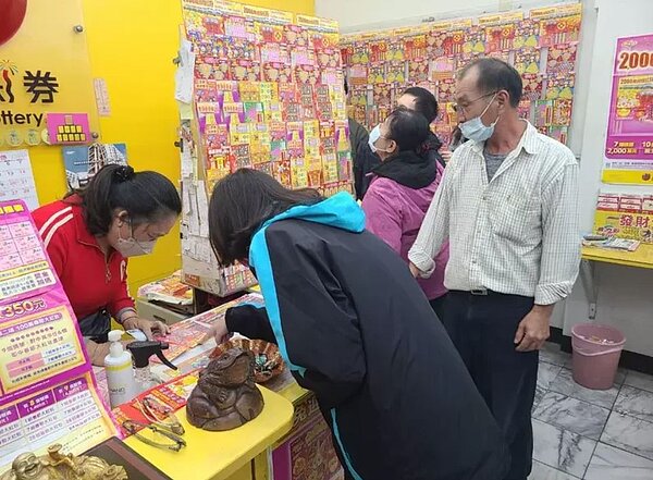 大年初四(25日)頭獎預估上看1.2億元,台彩統計,大年初四是最常開出頭獎的幸運日,從2014年至去年9年間,大樂透共7度開出頭獎。圖/聯合報資料照片