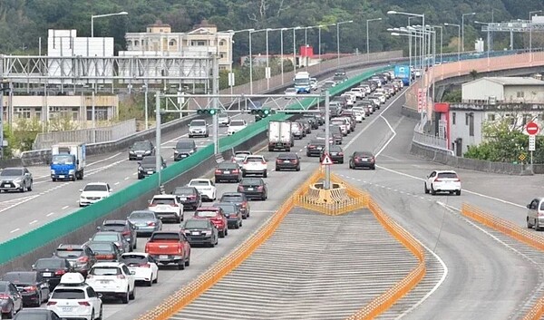 交通部高公局預估，大年初四提前北返及出遊走春車潮將湧現，用路人出門前要先查一下路況。聯合報資料照