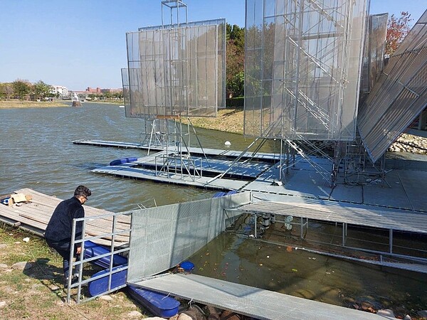 台南月津港燈節部分作品受到強風吹襲而損壞,目前已拖到岸邊整修。圖/文化局提供