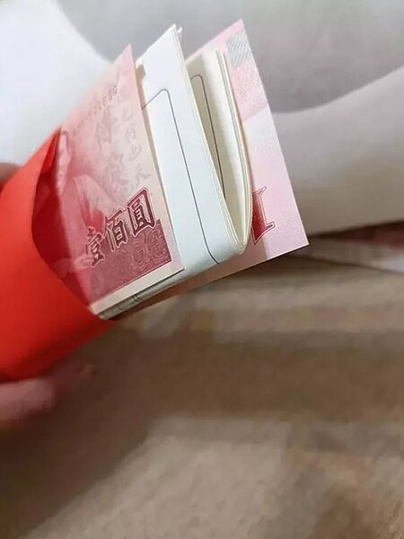 紅包相當厚,然而拆開後內容物卻令該爸爸哭笑不得。圖擷自爆料公社