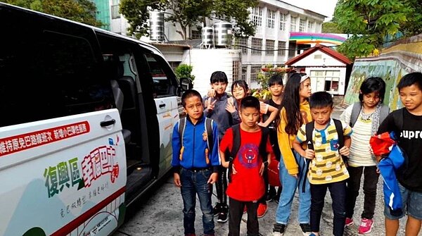 桃園市政府交通局表示,因寒流來襲路面濕滑,考量行車安全,桃園客運F902A路線今日調整為6時30分自巴陵發車。圖/桃園市政府交通局提供