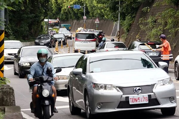 北市交通局表示,民眾若由仰德大道進入陽明山區,非假日也需憑「仰德大道通行證」通行,所有車輛自管制點至賞雪點一律加掛雪鏈;照片為仰德大道車輛上山情況。圖/聯合報系資料照片