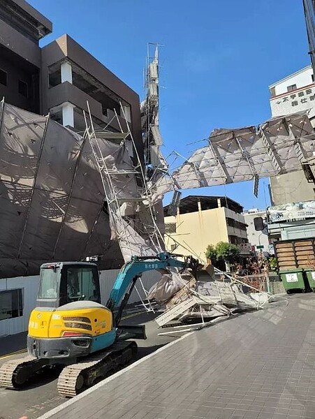 台中市公益路昨天有鷹架被強風吹倒。圖/台中市政府提供
