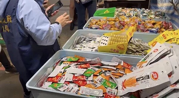 有高雄民眾逛新樂街夜市發現有攤販大剌剌販售大陸的魔芋爽商品。記者林巧璉/翻攝