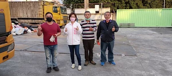 屏東市機場北路垃圾轉運站旁,遭民眾棄置垃圾堆積成山,清潔隊緊急調派人力加班清除,市長周佳琪贈送紅包感謝隊員辛勞。記者張已亷/翻攝