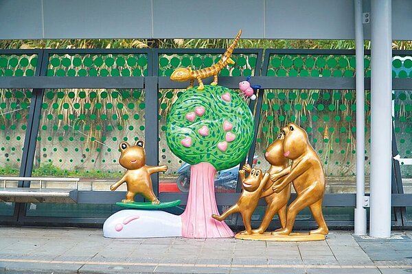 新北市新店區安坑輕軌即將通車,設置於各車站的藝術作品拉近乘客與安坑輕軌間的距離。(新北市捷運局提供/葉德正新北傳真)