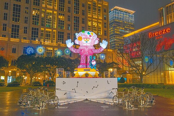 迎接台灣燈會,台北市文化局在信義區百貨商圈設置4大科技主題互動式燈座。圖為光能使者。(台北市文化局提供/蔡佩珈台北傳真)