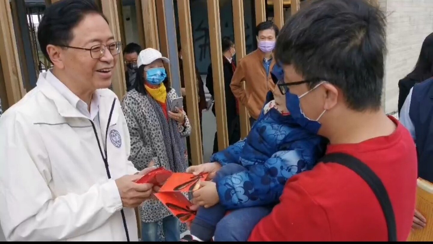 桃園市長張善政(左)大年初五到清潔隊送加菜金與發福袋給民眾。記者鄭國樑/攝影