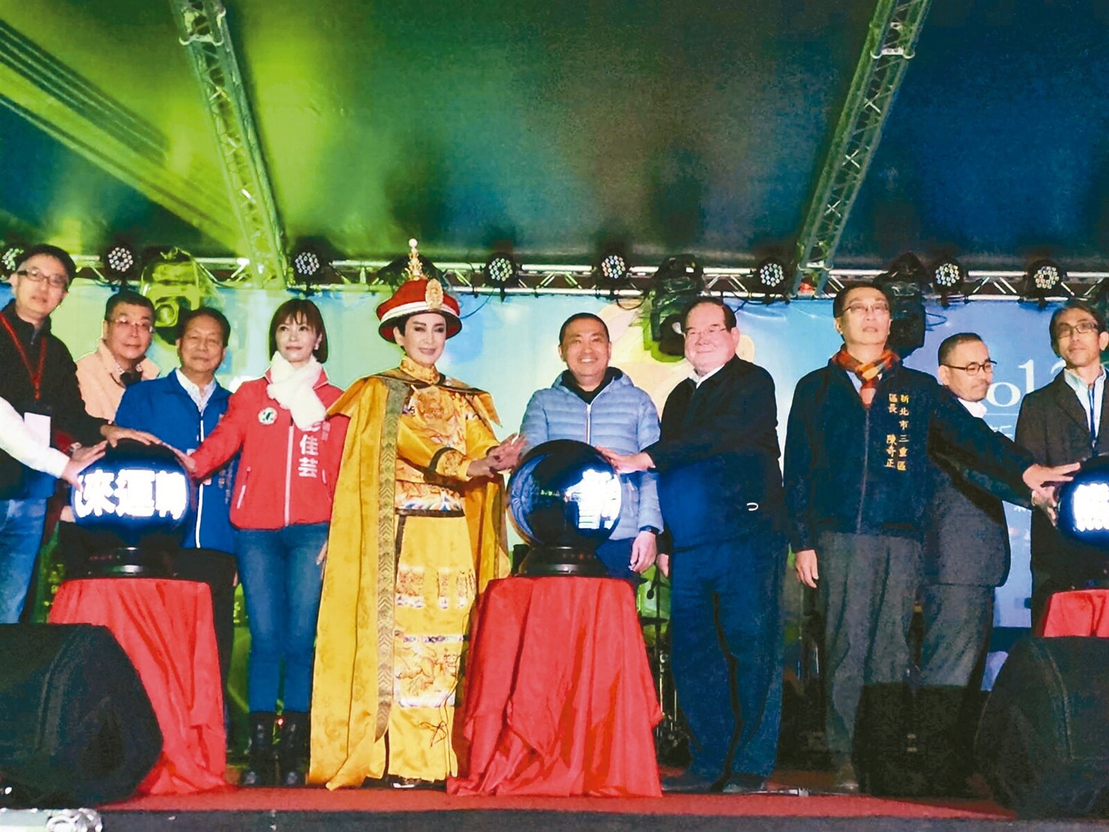 新北燈會昨晚在大都會公園登場，市長侯友宜（左六）與藝人陳亞蘭（左五）等人共同啟動「兔來運轉」主燈。記者李定宇／攝影 