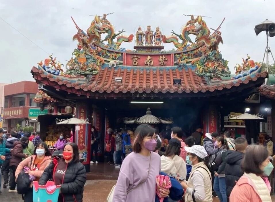 交通部公路總局預估，大年初五各觀光景點將出現大量出遊車潮，包括早台9線蘇花路廊北向、下午台61線香山到鳳鼻、竹南路段北向、中彰大橋北向、台1線楓港到水底寮路段、台9線南迴公路北向預計路況壅塞。聯合報資料照片