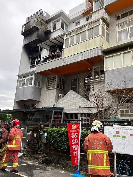 新北市新店區新坡一街一間獨棟公寓3樓昨天上午冒出火煙,消防人員以共生面罩從火場4樓救出母子二人,送醫後無大礙。記者王長鼎/翻攝