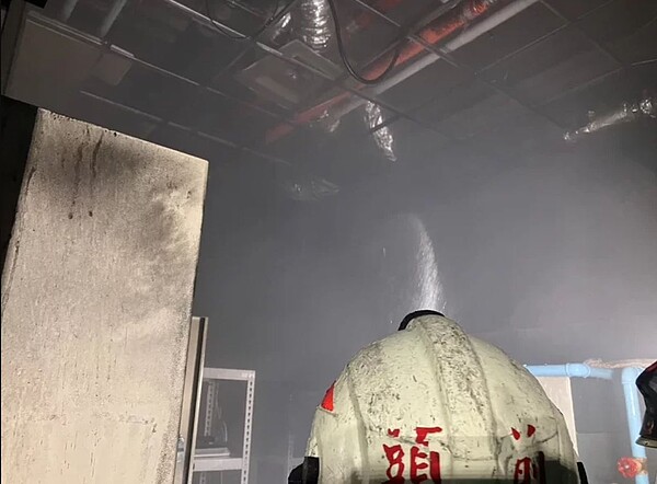 新北市新莊區位於39樓高樓層的景觀餐廳,昨天下午驚傳餐廳樓下發生火警,85名用餐民眾急忙疏散避難,消防人員迅速撲滅火勢,起火原因待查。記者王長鼎/翻攝