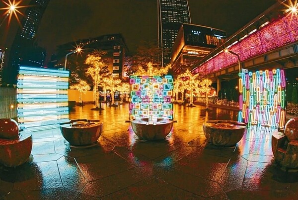 「光年旅行」運用熱感應技術,感應民眾的體溫熱能,就會出現跳動變化的光影效果。圖╱北市觀傳局提供