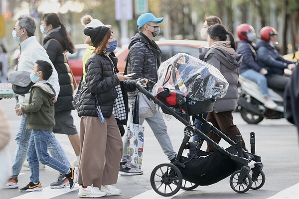 今天至明天寒流影響,雖比前波稍弱,但秉性偏乾,在輻射冷卻加持下,清晨仍有6度左右的平地最低氣溫,要注意保暖。記者林俊良/攝影