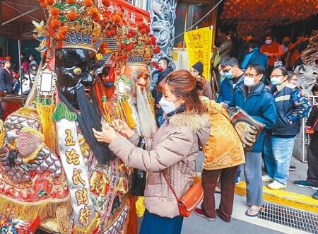 疫後報復性旅遊噴出。圖為初五迎財神活動，吸引大批信眾排隊搶領發財金。（粘耿豪攝）