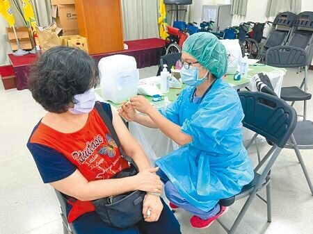
桃園市衛生局連假不打烊，27至29日開設9場隨到隨打接種站，呼籲市民把握連假最後3天踴躍接種新冠疫苗。（蔡依珍攝）
