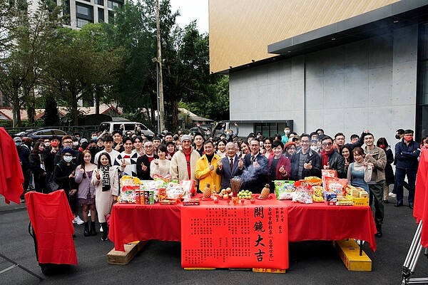 世新大學眾多明星校友以及一線演員，還有近二十名在校學生演員，共同為世新編劇團隊自行創作的影集《惡靈世界》舉行了盛大的開鏡儀式