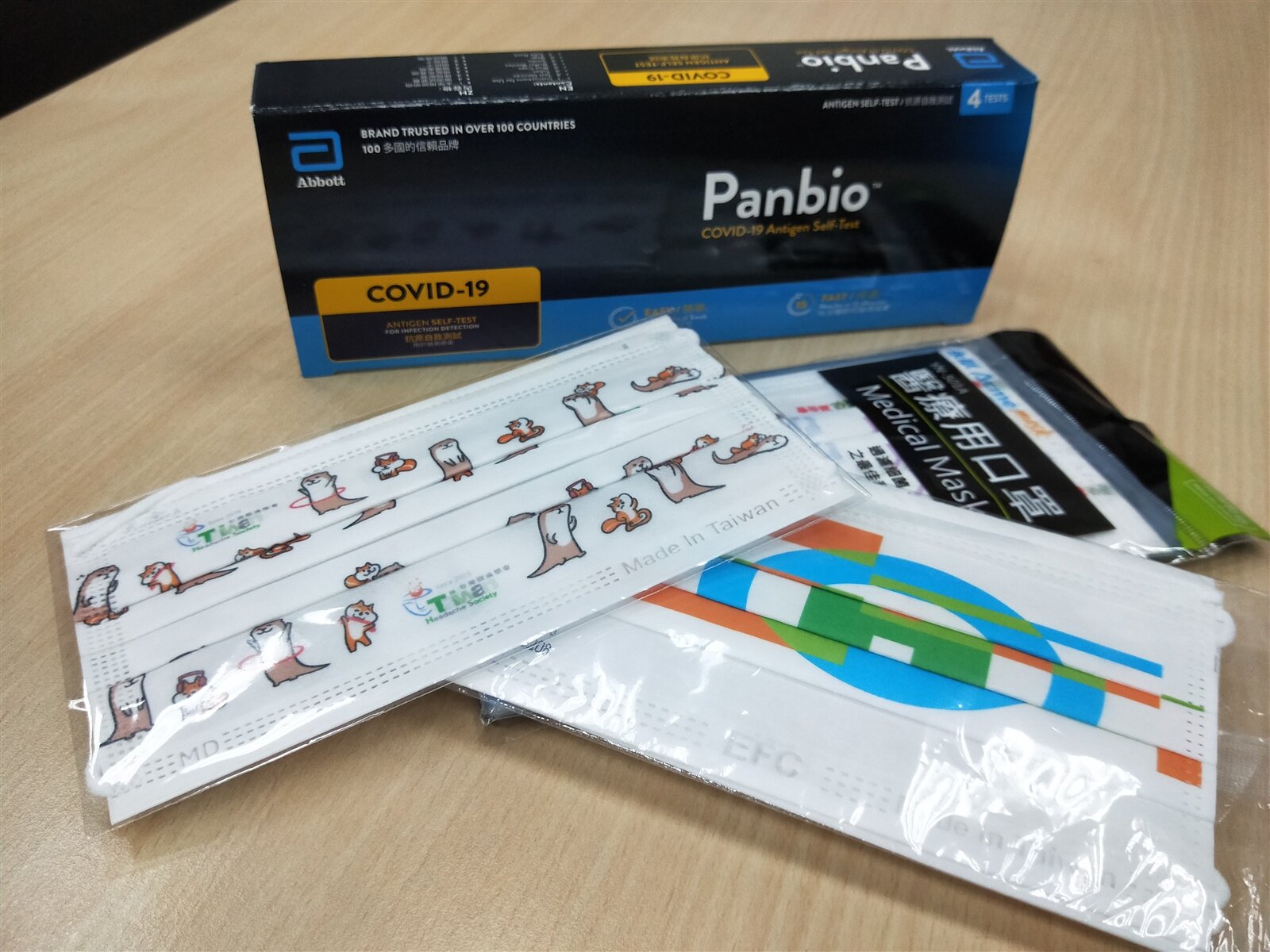 民眾囤不少口罩、家用快篩試劑，食藥署提醒，一般民眾若非屬醫療器材商，若透過網路社群、購物平台等販售口罩或快篩，已違反醫療器材管理法規定，最高可處3萬元以上100萬元以下罰鍰。記者許政榆／攝影 