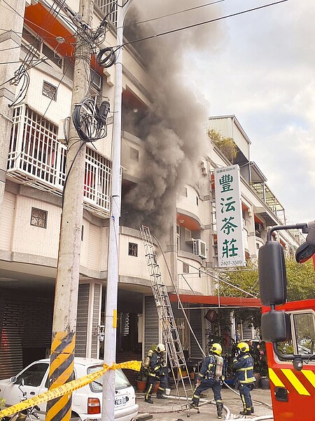 台中大里爽文路一處三樓透天厝疑因開工鞭炮屑餘燼再燃燒起火。（民眾提供／馮惠宜台中傳真）