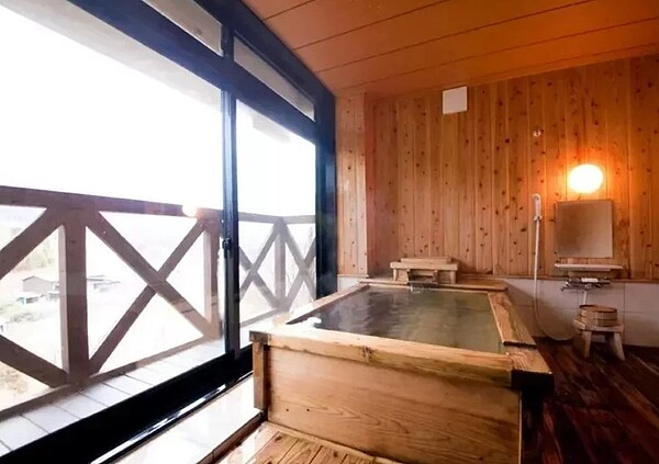 台灣一名李姓旅客透過訂房網站訂房,卻未依約入住,造成日本湯布院村湯屋飯店損失23萬餘日圓(約台幣56000元)。圖/取自ゆふいん椿官網