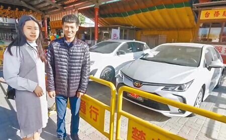 嘉義港口宮擲筊大賽,王俊昇擲11個聖筊贏得轎車,偕女友欣喜領最大獎。(廖素慧攝)