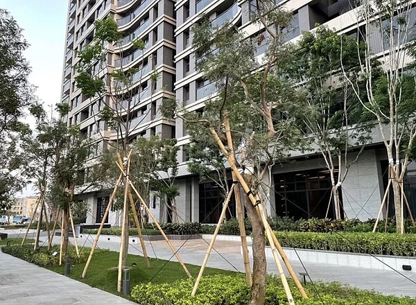 高市府規範建築退縮地作開放空間使用，確保人行空間環境品質，經檢討後，原市地區將繼續適用5年。記者王昭月／翻攝
