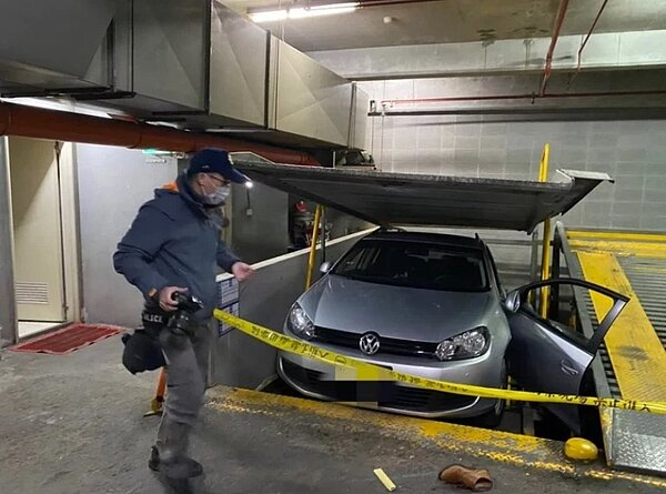 新北市黃姓男子27日晚上開車停放社區地下停車場機械式車位時，下車時疑似機械故障，遭車門卡柱夾傷人，當場無生命跡象，經送醫急救已恢復心跳。記者王長鼎／翻攝
