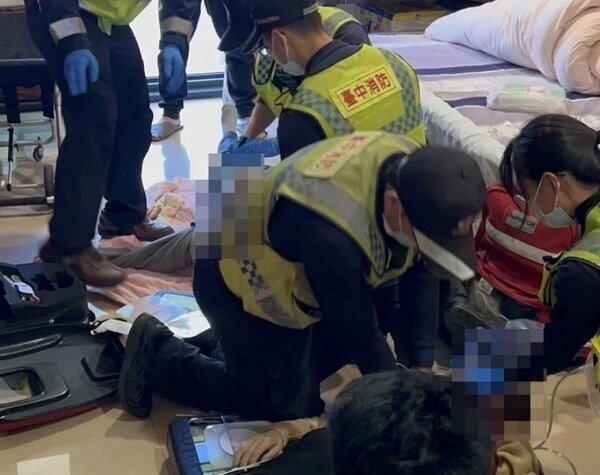 台中東區一對老夫妻疑似服用藥物命危，救護人員緊急送醫搶救仍不治。圖／民眾提供

