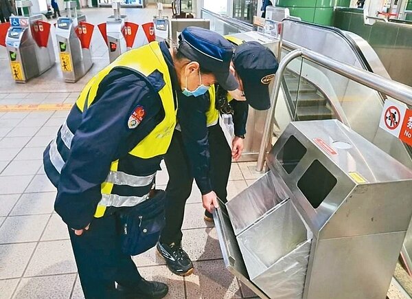 北捷收到炸彈恐嚇信後報警，警方派員地毯式逐一搜索檢查各捷運站。圖／北市捷警隊提供
