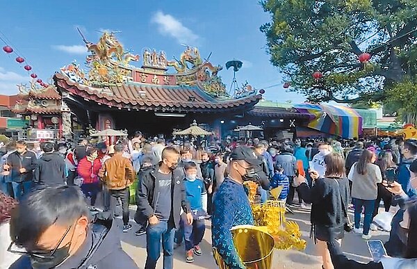 竹山紫南宮春節期間天天湧進超過10萬人參香祈福,大年初四起舉行「捐血送錢母」活動。圖/民眾提供