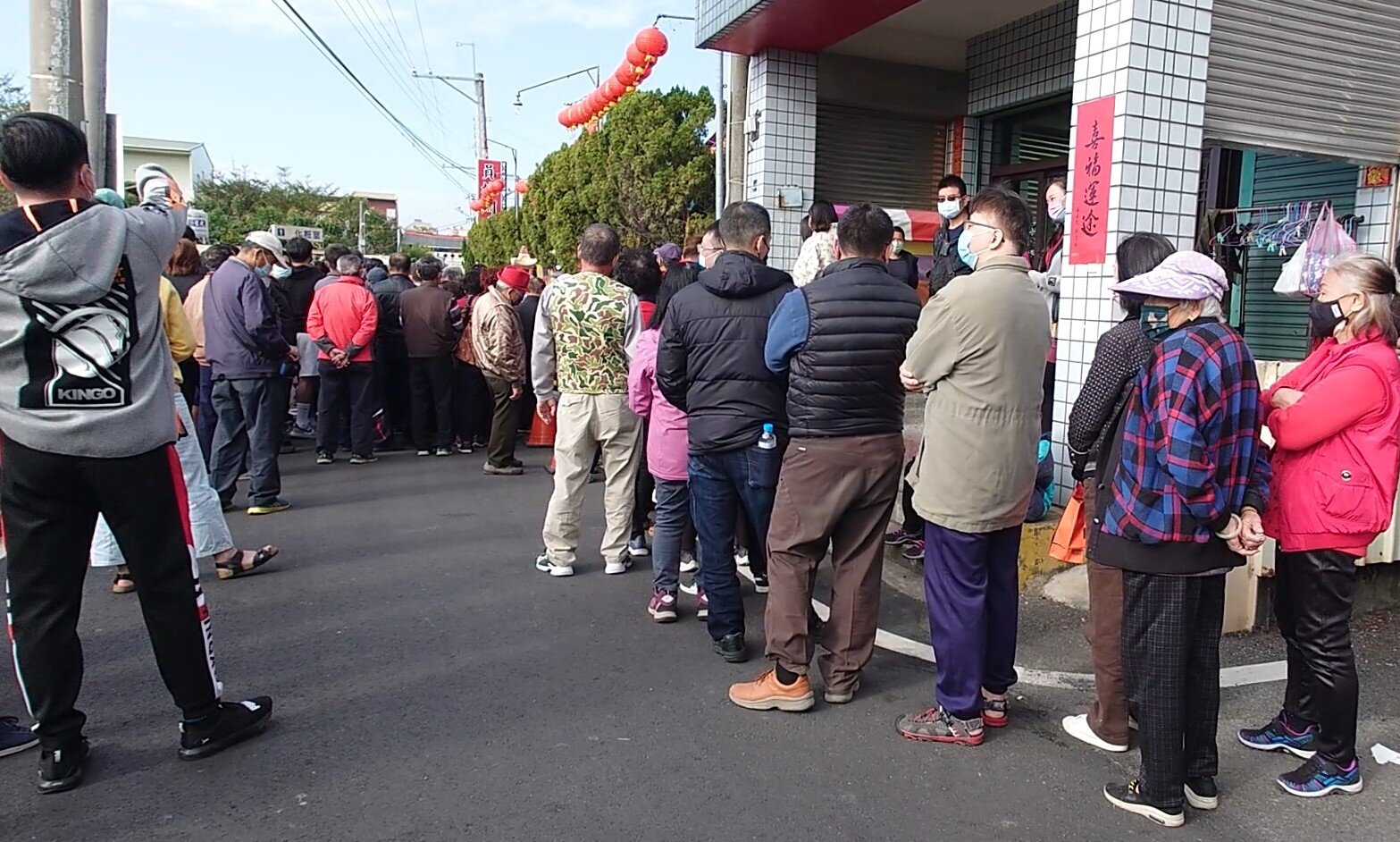 氣溫驟降,中高齡民眾應等有陽光時出門,最好戴帽穿較保暖衣物,不能像年輕人穿少用身體對抗寒冷。記者簡慧珍/攝影