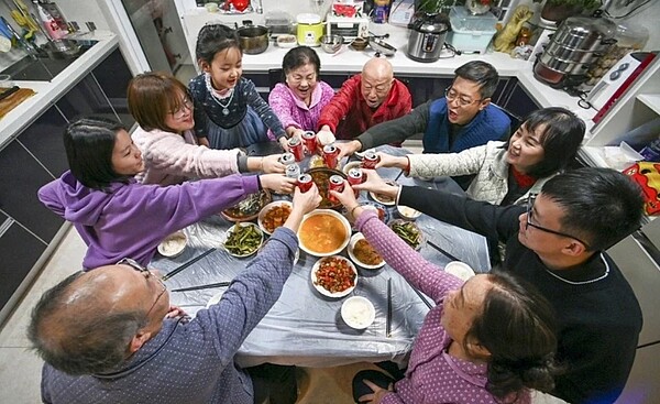 過年期間上門廚師供不應求。 圖/新華社