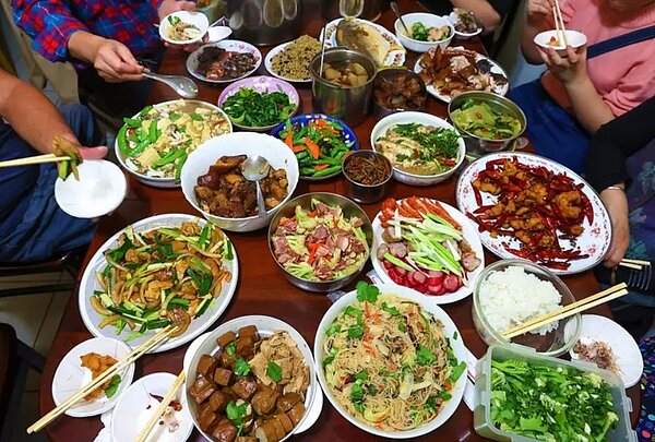 民眾過年期間吃了不少大魚大肉,國健署建議,可增加蔬菜類加入剩菜中,讓營養更加均衡。示意圖/聯合資料照片
