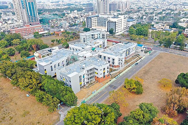 台南榮民之家遷建東區平實重劃區及鄰近的永康區網寮北營區後,目前建築工程進度已達76%,預計今年底完工啟用。圖/工務局提供